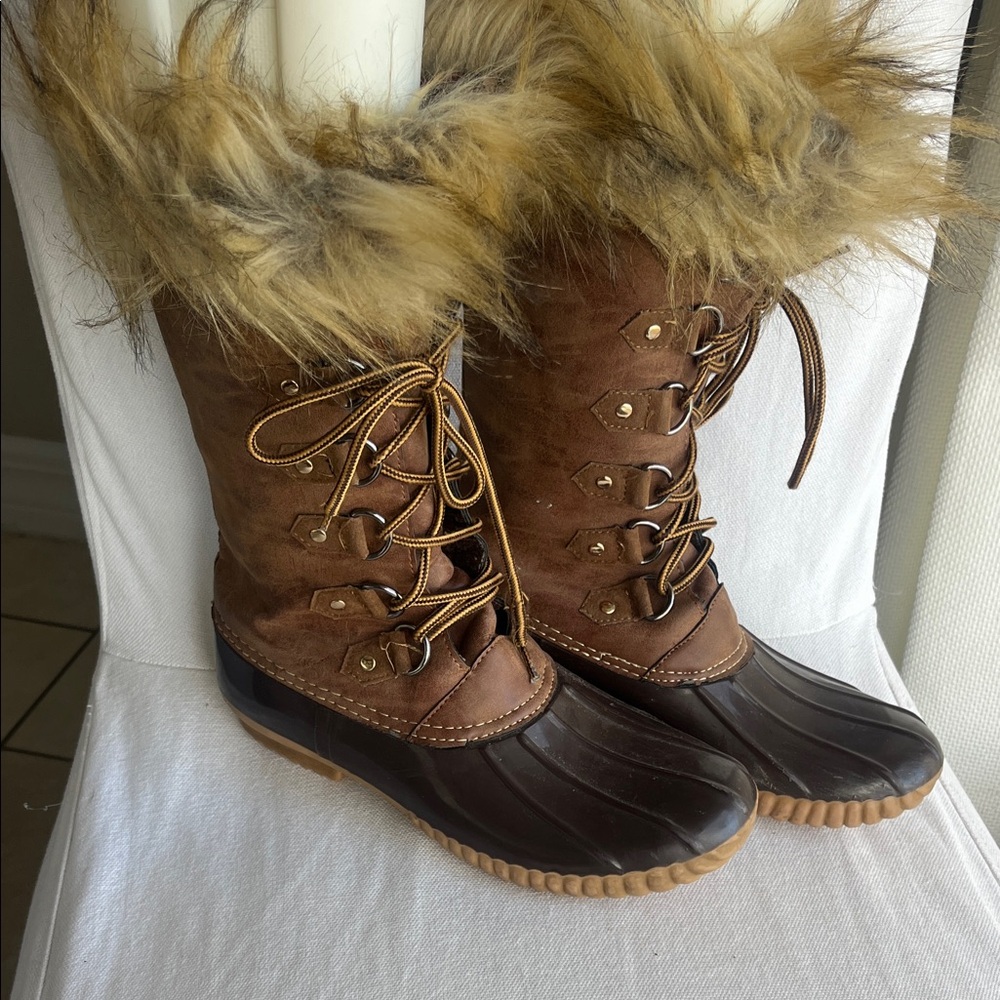 Cape Robbin brown mid height duck boots with faux fur winter boots size 10